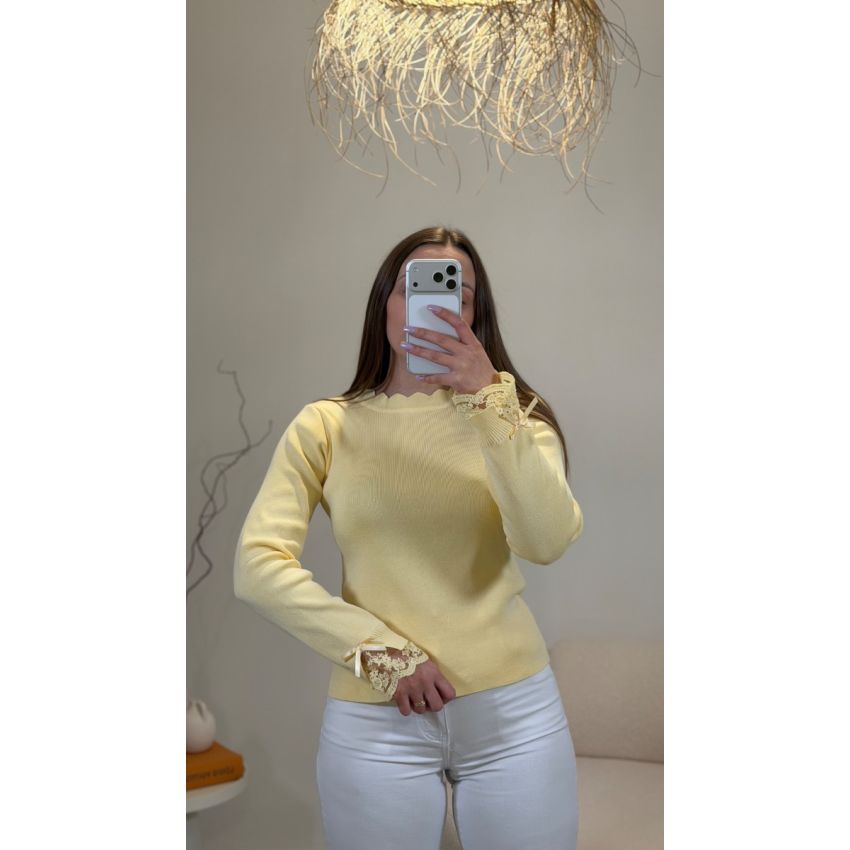 Camisola com renda e laço