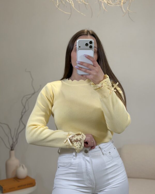 Camisola com renda e laço