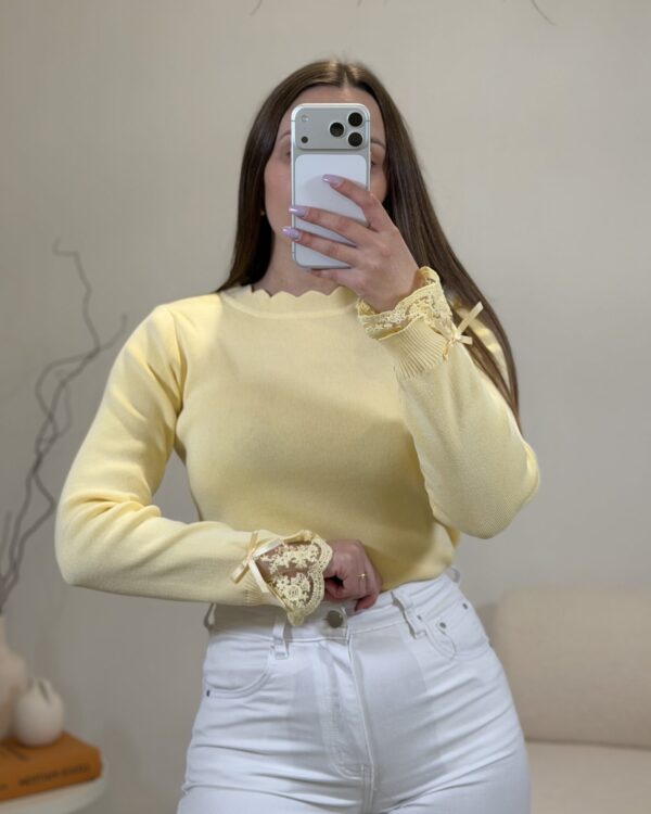 Camisola com renda e laço
