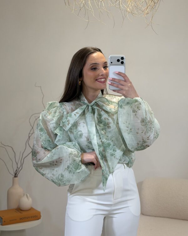Blusa Flores com top básico